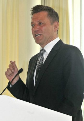 ZDK-Vizepräsident Wilhelm Hülsdonk: „Wir haben alle von Robert Rademacher viel lernen können. Als Handwerksmeister war mein Blick vor allem in die Werkstatt gerichtet, aber nicht in die Welt der Kunst und Reisen. Das änderte sich in den Gesprächen mit Robert Rademacher.“ (Foto: Zietz)