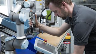 hand-in-hand-mit-dem-cobot (Quelle: Universal Robots)