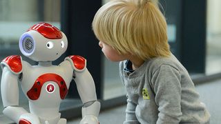 Kinder lernen mit Robotern – Der menschenähnliche Roboter vom Typ Nao wird für die Sprachvermittlung mit einem Tablet-PC kombiniert und soll Kinder beim Lernen einer Zweitsprache unterstützen. (CITEC/Universität Bielefeld)