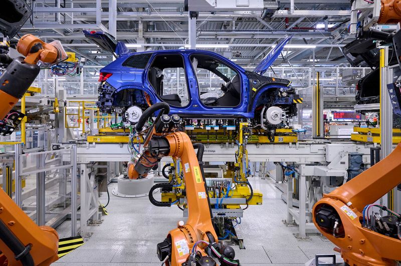 „Hochzeit“ von Karosserie und Antriebsstrang für den vollelektrischen BMW iX1. (Bild: BMW/Tom Kirkpatrick)