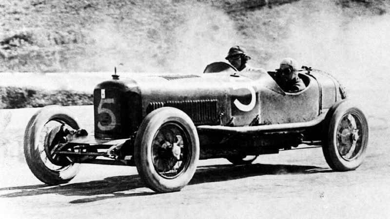Im April 1926 erzielte der von Alfieri Maserati gefahrene Wagen bei der Targa Florio in der 1,5-Liter-Klasse den ersten Klassensieg des Unternehmens. (Bild: Maserati)