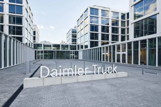 Daimler Truck hat den ersten Überlandbus mit einer Reichweite bis 500 Kilometer elektrifiziert. Ab 2026 kann bestellt werden, heißt es. Pläne für Reisebusse gibt es auch schon ...(Bild:  Daimler Truck)