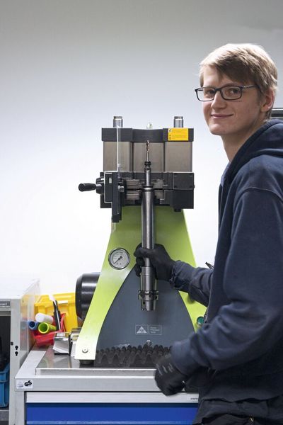 Dans le domaine de la préparation d’outils, Vincent Schmidt apprécie la facilité d’utilisation de l’unité de serrage PGU9500 pour le serrage précis et répétitif, y compris d’outils à longs porte-à-faux.  (Source : Konrad Mücke / REGO-FIX)