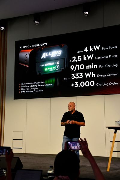 Von bis zu 4 Kilowatt Spitzenleistung und über 3.000 Ladezyklen berichtet Alexander Mnerinsky, Team Lead Productmanagement Battery Systems bei Stihl. (Bild: Maienschein)