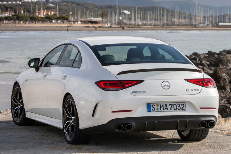 Im Herbst soll dann noch eine Benziner-Vierzylinder-Variante mit zwei Litern Hubraum nachgeschoben werden. (Daimler)
