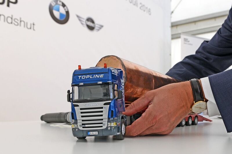 Vorgeschmack auf eine besonderes nachhaltige Logistik: Die Zeitkapsel für die Grundsteinlegung wurde von einem elektrisch betriebenen, emissionsfreien Lkw transportiert. (BMW)