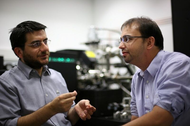 Wie können sich Metalle selbst heilen? Dr. Cem Tasan (links) und Dr. Blazej Grabowski versuchen dies durch den Einsatz von Formgedächtnis-Nanopartikeln zu erzielen. (Bild: Achim Kuhl/Max-Planck-Institut für Eisenforschung)