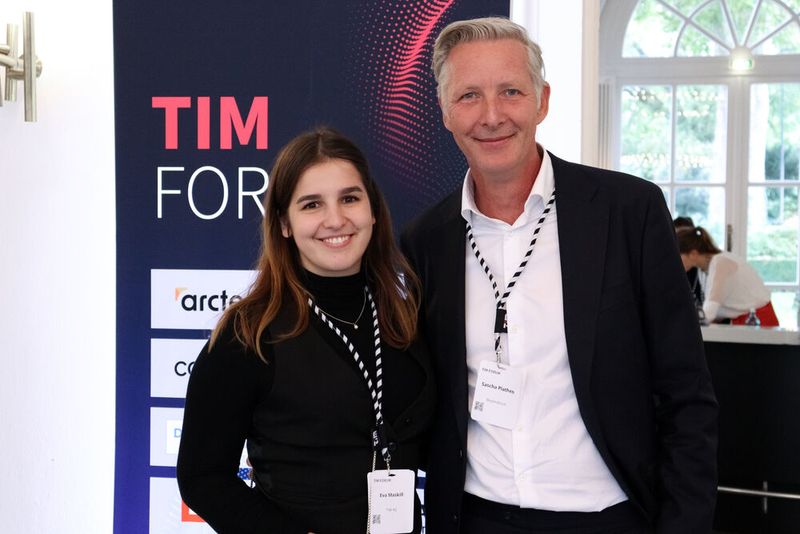 Eva Maskill (TIM) mit Sascha Plathen (BeyondTrust) (Bild: TIM)