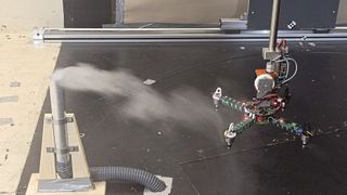 Die Rotoren der Drohne verwirbeln die Umgebungsluft, sodass die Messsensoren keine korrekten Messdaten erfassen können. (Bild: DLR)