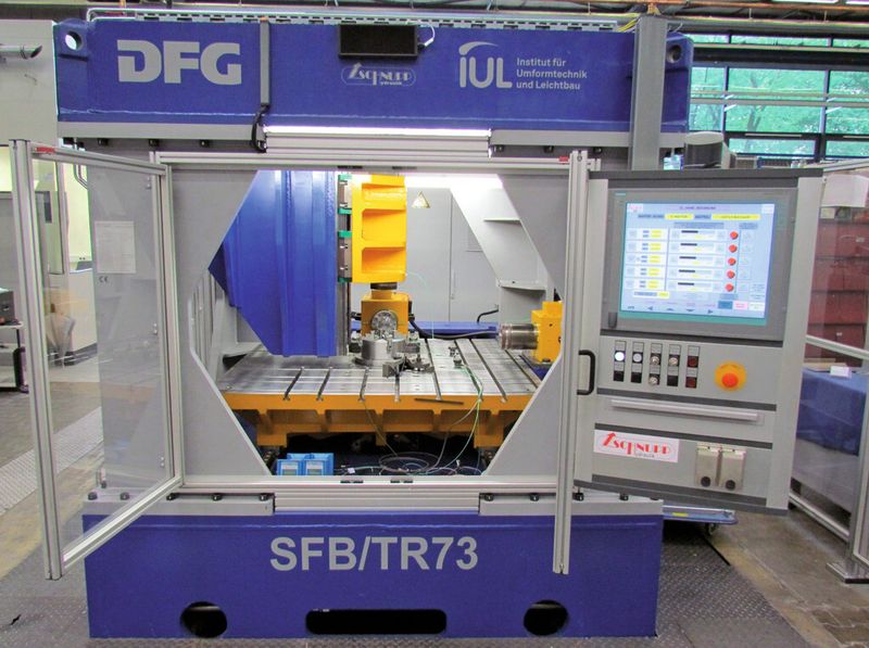 Bild 2: a zeigt den Aufbau der Mehrfachpresse; in b sind die fünf verfahrbaren Achsen dargestellt. (Bild: IUL)