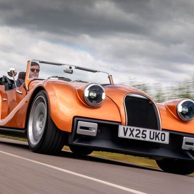 Der Morgan hat die Technik eines Neuwagens, sieht aber aus wie ein Oldtimer. (Bild: Morgan)