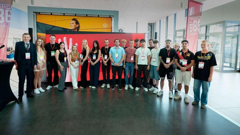 Maschek Automobile hat Ende Juli seine 23 neuen Auszubildenden feierlich willkommen geheißen. Eingeladen waren nicht nur die neuen Nachwuchskräfte für Wacksersdorf und Weigen, sondern auch deren Eltern und Angehörige. Geschäftsführer Reiner Hochmuth begrüßte die Auszubildenden persönlich und betonte: „Ausbildung ist für uns eine Herzensangelegenheit – rund 80 Prozent unserer Führungskräfte sind ehemalige Maschek-Azubis.“ (Bild: Maschek)
