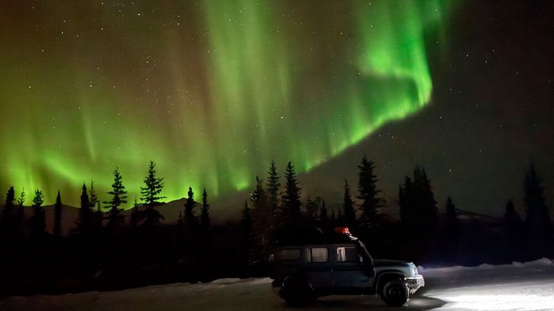 Polarlichter sind auf dem Dalton Highway kein seltener Anblick. (Bild: Benjamin Bessinger/SP-X)