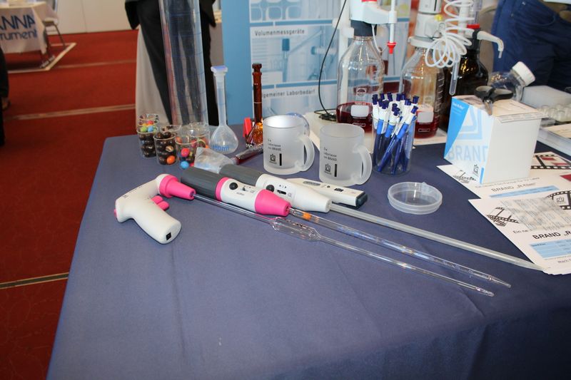 Impressionen der Lab-Supply Berlin vom 13. Juni 2019  In den Hallen des Estrel-Hotels in Berlin Neu-Kölln konnten Besucher der Lab-Supply mit den Ausstellern ins Gespräch kommen. Hier sind einige Impressionen vom Messetag sowie Besucherstimmen für Sie zusammengestellt. Die nächste Lab-Supply ist am 28. August 2019 in Dresden. Weitere Infos zu den kommenden Lab-Supply-Messen finden Sie auf www.lab-supply.info.   Lese-Empfehlung: Nachbericht zum erfolgreichen Auftakt der Lab-Supply in Wien. (Bild: LABORPRAXIS, C. Lüttmann)