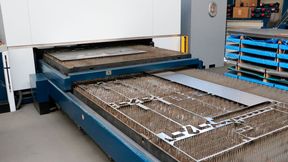 At Hofele Blechbearbeitung in Donzdorf, three solid-state laser cutting machines from Trumpf are in operation. Naturally, disturbing slag repeatedly accumulates on the support tables. That's why the family-owned company frequently relies on efficient Trumpf cleaning systems. (Image:Trumpf)
