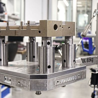 Bei Escha werden drei unterschiedliche Spannsysteme verwendet: UPC320 (links) und ITS50 sowie ITS148 (rechts).  (Bild: Fehlmann AG)