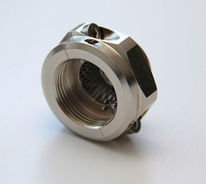 Mit dem teilbaren EMV-Adapter lässt sich die HF-Dämpfung einer EMV-Verschraubung durch eine zweite Kontaktierung des Kabelschirms erhöhen und Standard-Kabelverschraubungen für EMV-Anwendungen aufrüsten. (Bild: Pflitsch)