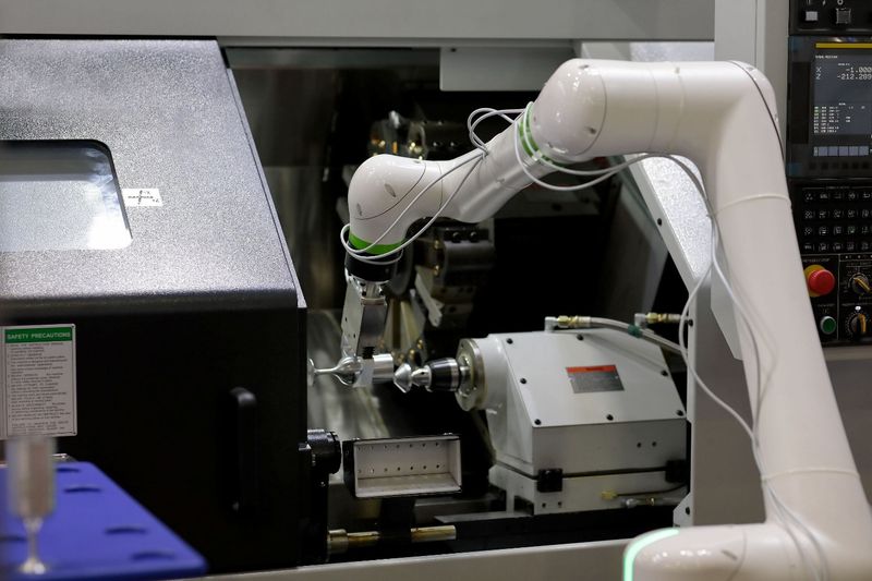 Ein kollaborativer Roboter übernimmt präzise Handhabungsaufgaben an einer CNC-Maschine und ermöglicht eine flexible Automatisierung von Fertigungsprozessen.(Bild:  Tezmaksan)