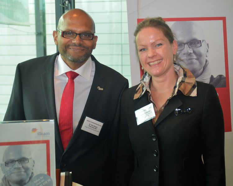 Hannah Lamotte (IT-BUSINESS) und Dr. Rui Sergio Pinto Barreto (iTeam) (Bild: IT-BUSINESS)