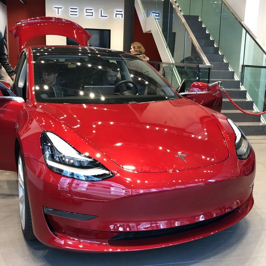 Das Tesla Model 3 war im März das Fahrzeug, für das beim Bafa die meisten Förderanträge eingingen.(Bild:  Seyerlein / »kfz-betrieb«)