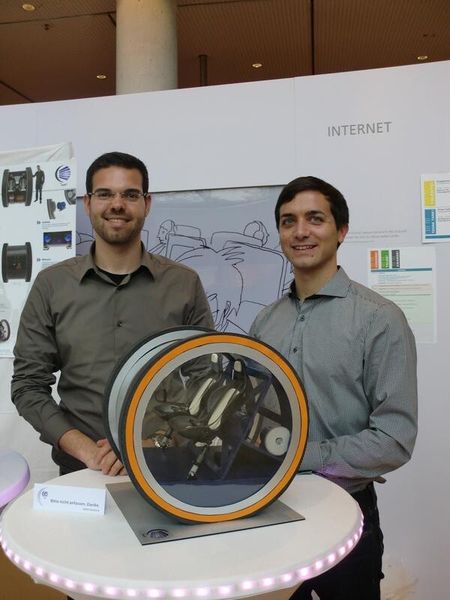 Patrice Gilles (links) und Simon Grübel, Studierende im Bachelor-Studiengang Material und Produktentwicklung der FH Frankfurt, präsentieren den Entwurf ihres Kleinstfahrzeugs Twist. (Bild: Patrice Gilles/Simon Grübel)