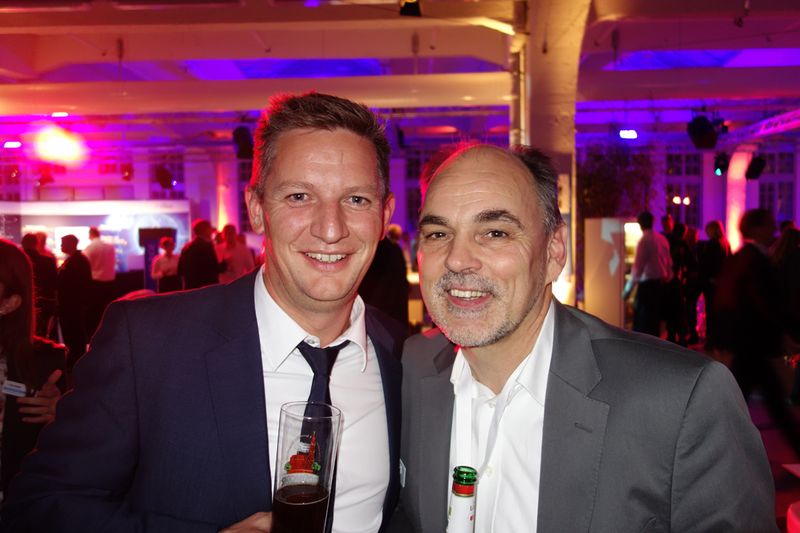 (l.) Michael Hitzelberger, Tech Data und Michael Proescher, reventer consulting lassen den Abend ruhig ausklingen. (Bild: IT-BUSINESS)