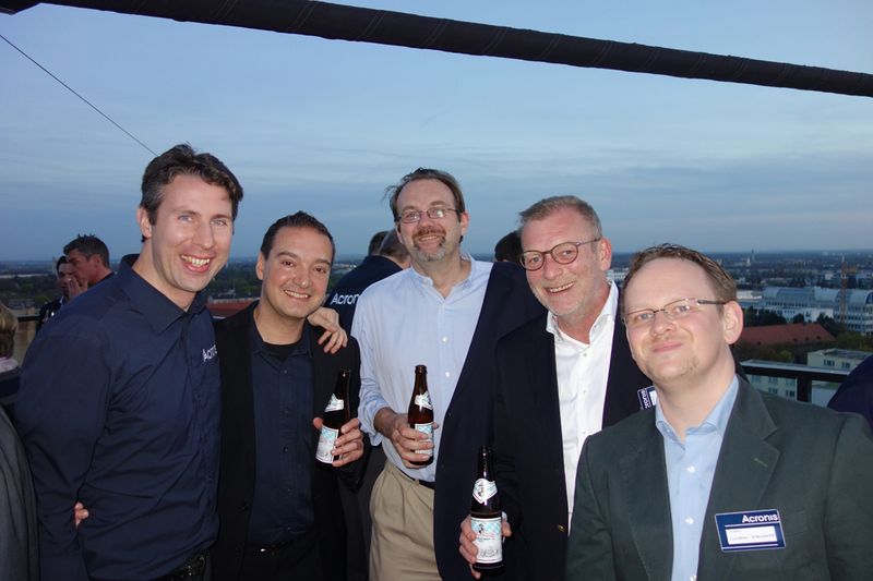 Hoch oben schmeckt das Bier noch am Besten (v. l.) J-J-J. und Tobias Motzet, Acronis, Jörg Sahlmann und Michael Nerke, SMARTdahoam, und Christian Hillenkötter, Plesk. (Bild: IT-BUSINESS)