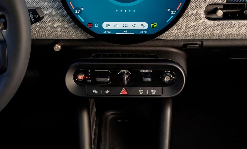 Die haptische Bedieneinheit von Preh ergänzt an zentraler Position den Touchscreen im neuen Mini. (Bild:  MINI Mediathek)