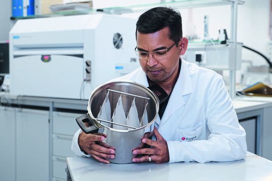 Dr. Sabyasachi Gaan nutzt Dampf aus einem handelsüblichen Schnellkochtopf, um Proben von Baumwollstoff flammhemmend auszurüsten. Dr. Sabyasachi Gaan nutzt Dampf aus einem handelsüblichen Schnellkochtopf, um Proben von Baumwollstoff flammhemmend auszurüsten.