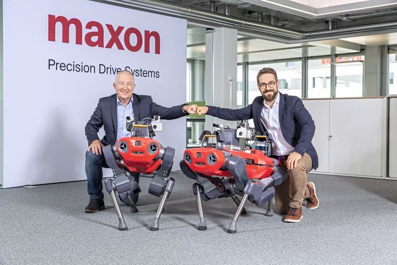 Freuen sich über die beschlossene Zusammenarbeit: Eugen Elmiger, CEO Maxon Group (links) und Péter Fankhauser, CEO ANYbotics. (Maxon)