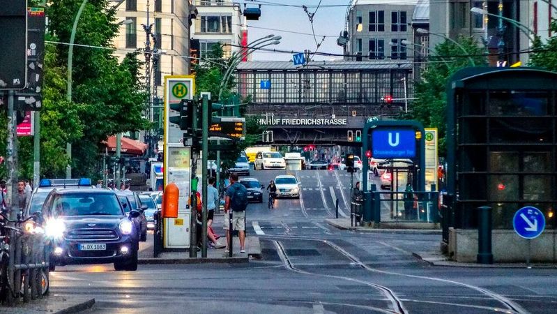 Die geplante Novelle zur Straßenverkehrsordnung erlaubt Kommunen mehr Eingriffe zur Verkehrsberuhigung. Der ZDK fürchtet dadurch erhebliche Nachteile für den Individualverkehr.(Bild:  frei lizenziert /  Pixabay)