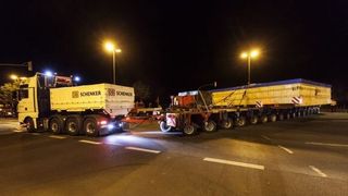 DB-Schenker-Schwertransport auf seinem nächtlichen Weg vom Dortmunder Hafen zum Bestimmungsort in Hattingen. (Bild: DB Schenker/Michael Neuhaus)