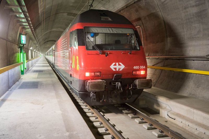 Nach über 20 Jahren Planungs- und Bauzeit wird in der Schweiz die Fertigstellung des Gotthard-Basistunnels gefeiert – der längste Eisenbahntunnels der Welt. Jede Menge Technik sorgt für einen reibungslosen Schienenverkehr. So wird beispielsweise Messtechnik von Endress + Hauser für die Tunnel-Entwässerung eingesetzt. (AlpTransit Gotthard AG)
