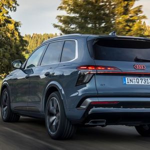 Wie bei Audi mittlerweile üblich, kann auch der neue Q7 mit aus sich leuchtenden Audiringen am Heck vorfahren.(Bild:  Audi)