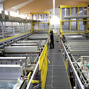 In der Galvanotechnik müssen die teilweise aggressiven Medien während der Produktion ständig umgewälzt werden – ein Fall für Kreiselpumpen.