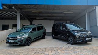 Rustikal und geräumig: Dacia Jogger (links) und Toyota Proace City Verso verzichten auf Premium-Chichi zugunsten von Nutzwert. (Bild: Rosenow – VCG)