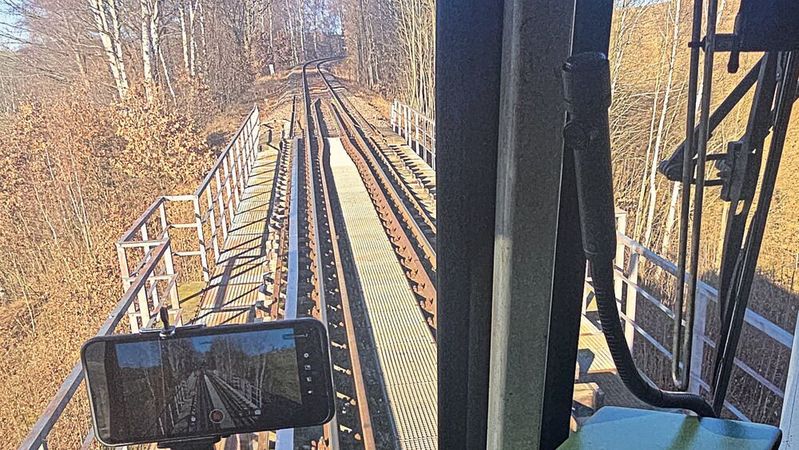 Sicherheit im Schienenverkehr: Dank 5G-Funkverbindung wird eine stabile Übertragung unter schwankenden Netzbedingungen garantiert.(Bild:  Smart Rail Connectivity Campus (SRCC))