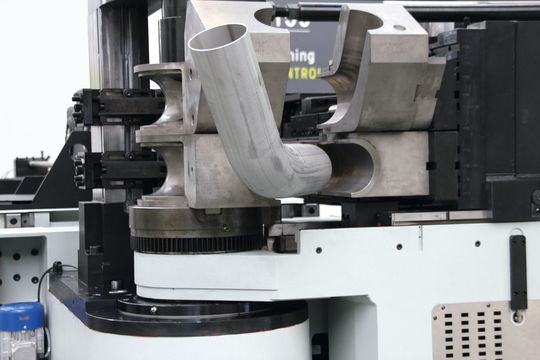 Rohrbiegemaschinen bringen das Werkstück Rohr in den gewünschten Winkel.(Bild:  Itasse)