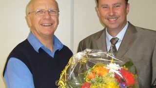 Barkdale-Geschäftsführer Ralf Zwiener (re.) dankte bei einer Feierstunde Hein Pekelharing für sein langjähriges Engagement. (Archiv: Vogel Business Media)