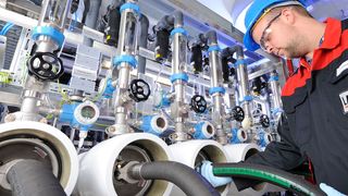 Am Produktionsstandort von Lanxess in Bitterfeld wird zur Qualitätssicherung jedes einzelne Lewabrane-Produkt in einem Elementtester überprüft (Lanxess)