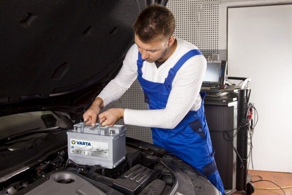 Ein Batteriewechsel ist heute deutlich komplexer als früher. Eine zertifizierte Werkstatt kann einen korrekten Batteriewechsel gewährleisten.  (Johnson Controls)