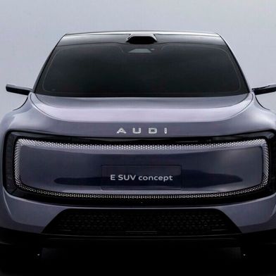 Audi hinkt in Sachen Umsatz und Gewinn den tollen Zeiten erneut hinterher, wie der Blick auf die Zahlen für das erste Quartal 2026 offenbaren. Auch das China-Geschäft ist hart abgesackt. Kompensieren will man das etwa damit, dass die Ringe für China wegfallen. Auch muss gespart werden. (Bild: Audi)