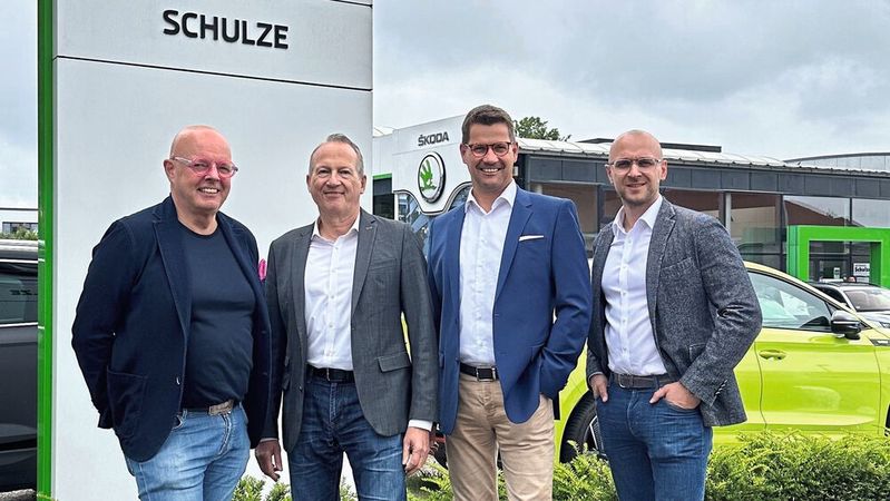Einig über die Modalitäten der Übernahme: Paul Schulze (Geschäftsführer der Autohaus-Schulze-Gruppe, 2. v. l.) und die Geschäftsführung der Kahle-Gruppe mit Karl-Heinz Kahle (l.), Thomas Keller, Lukas Kahle (r.)(Bild:  Kahle-Gruppe)