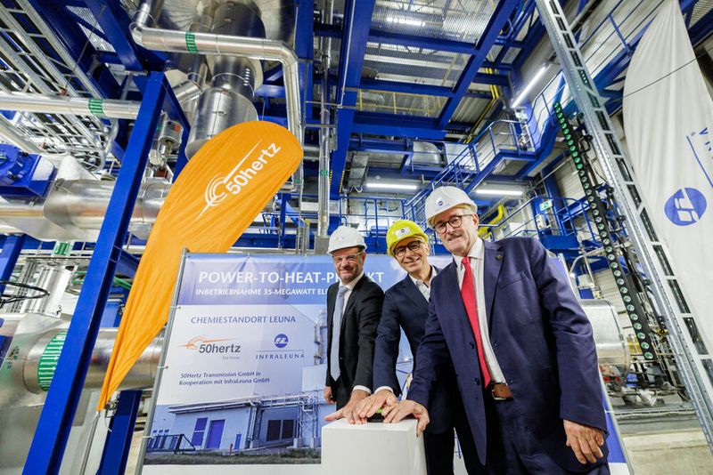Stefan Kapferer, CEO der 50Hertz Transmission GmbH, Dr. Christof Günther, Geschäftsführer Infraleuna und Dr. Jürgen Ude, Staatssekretär für Strukturwandel und industrielle Großprojekte in der Staatskanzlei des Landes Sachsen-Anhalt, bei der feierlichen Inbetriebnahme des 35-Megawatt-Elektrodenkessels im Gas- und Dampfturbinenkraftwerk 2 am Chemiestandort Leuna. (Bild: Jens Schlüter/ Infraleuna)