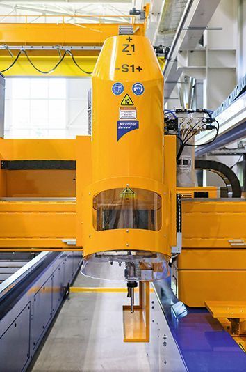 Mit der Bohrspindel lassen sich Bohrungen bis 40 mm Durchmesser, Gewinde bis M33 und Senkungen  fertigen.   (Microstep Europa GmbH)