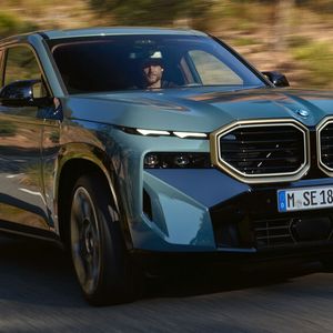 BMW zeigt die Serienausführung des Geländewagens XM. (Bild:  Enes Kucevic/BMW)