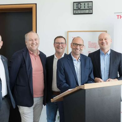 Freuen sich über die Vertragsunterzeichnung zur neuen Kooperation zwischen Hessing und THA (v. l. n. r.): Studiengangsleiter Prof. Dr.-Ing. Christoph Zeuke, Prof. Dr. med. Stephan Kratzer, Chefarzt am Zentrum für Anästhesiologie, Intensiv- und Schmerzmedizin, Dr. med. Nils Schikora, Chefarzt am Zentrum für Kinder-, Jugendlichen- und Neuroorthopädie, Roland J. Kottke, Direktor der Hessing Stiftung, und Prof. Dr. Dr. h.c. Gordon Thomas Rohrmair, Präsident der THA.  (Bild: Matthias Leo/THA)