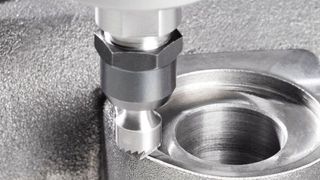 Um Guss- oder Schmiedeteile noch in der CNC-Maschine zu entgraten, bietet Gravostar Werkzeuge mit auslenkbaren Spindeln an. (Gravostar)