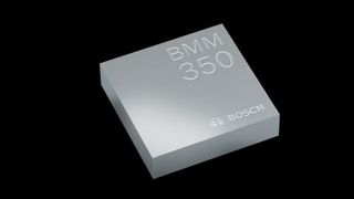 Kommt relativ unscheinbar daher, hat aber jede Menge Power zu bieten: der Sensor BMM350 von Bosch im schlanken WLCSP-Gehäuse. (Bild: Bosch)