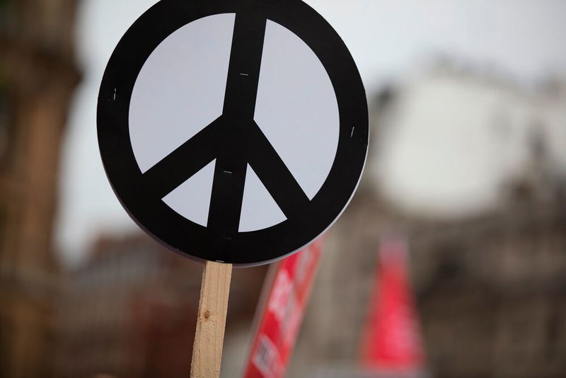 Erstmals wurde das Symbol auf Lollipop-Schilder auf dem „Aldermaston-March“ von London zum Atomwaffenforschungszentrum in Aldermaston öffentlich gezeigt. Danach machte es sich auf den Weg um die Welt. (ink drop - stock.adobe.com)